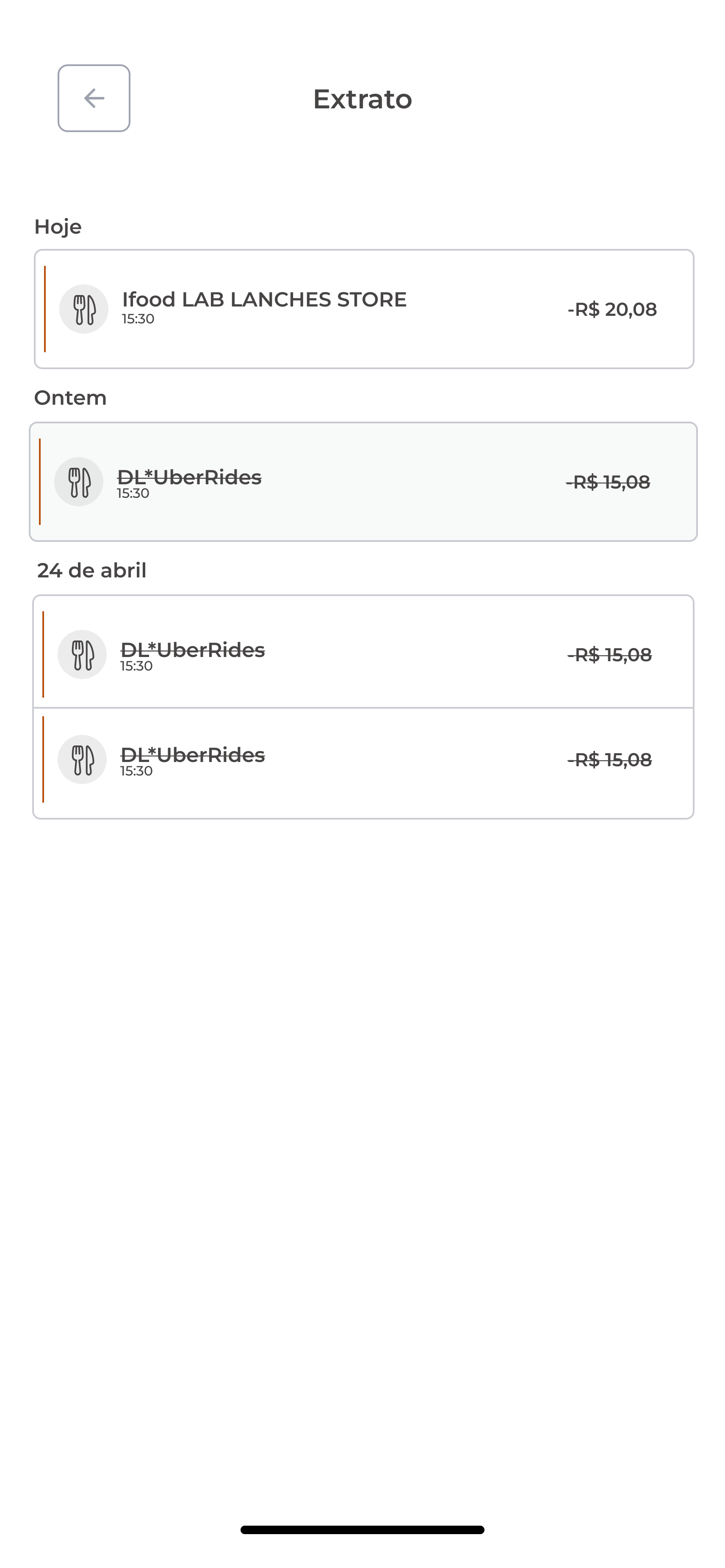 Extrato do app do colaborador com as compras do período em linha, mais recentes primeiro, e as estornadas riscadas — o status aparece ao tocar em cada compra
